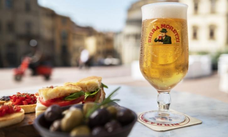 Birra Moretti Birra Moretti met hapjes op een Italiaans terras